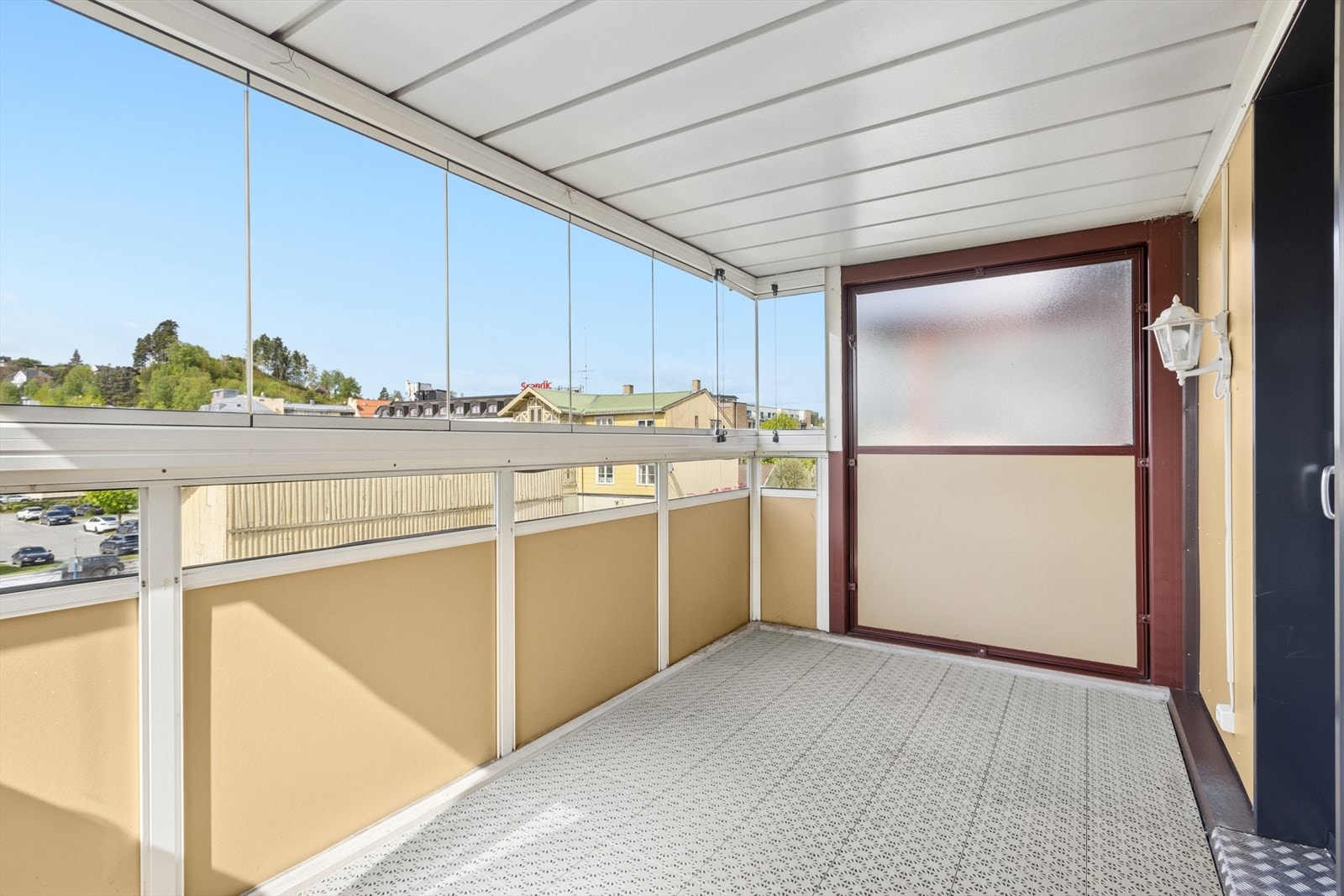 (Sommerbilde fra balkong) Lun og skjermet balkong med innglassing - perfekt for helårsbruk. Her kan du nyte morgenkaffen med utsikt mot nærområdet. Galleribilde