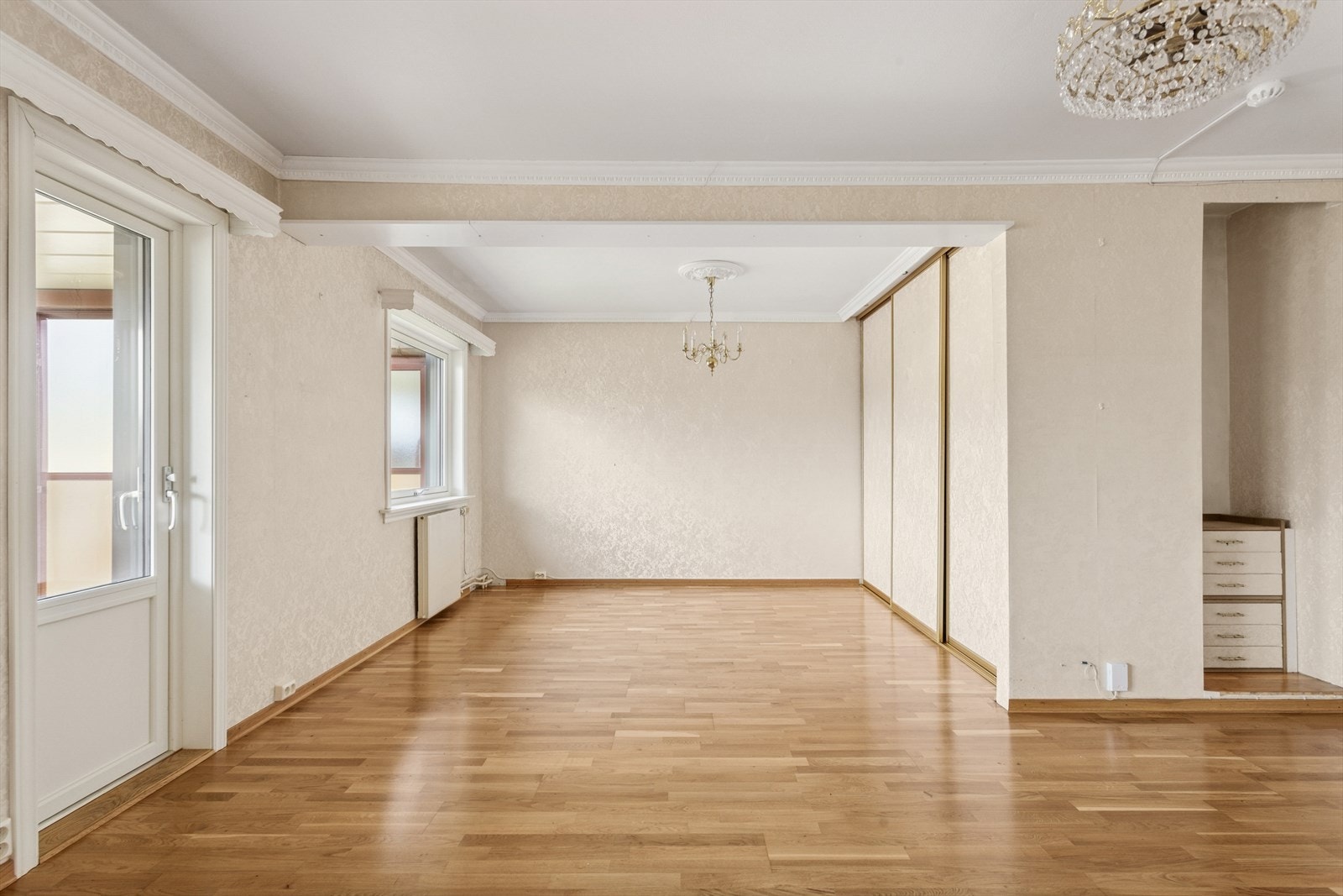 Den åpne løsningen gir deg mange innredningsmuligheter. Store vindusflater sørger for en lys og trivelig atmosfære. Galleribilde