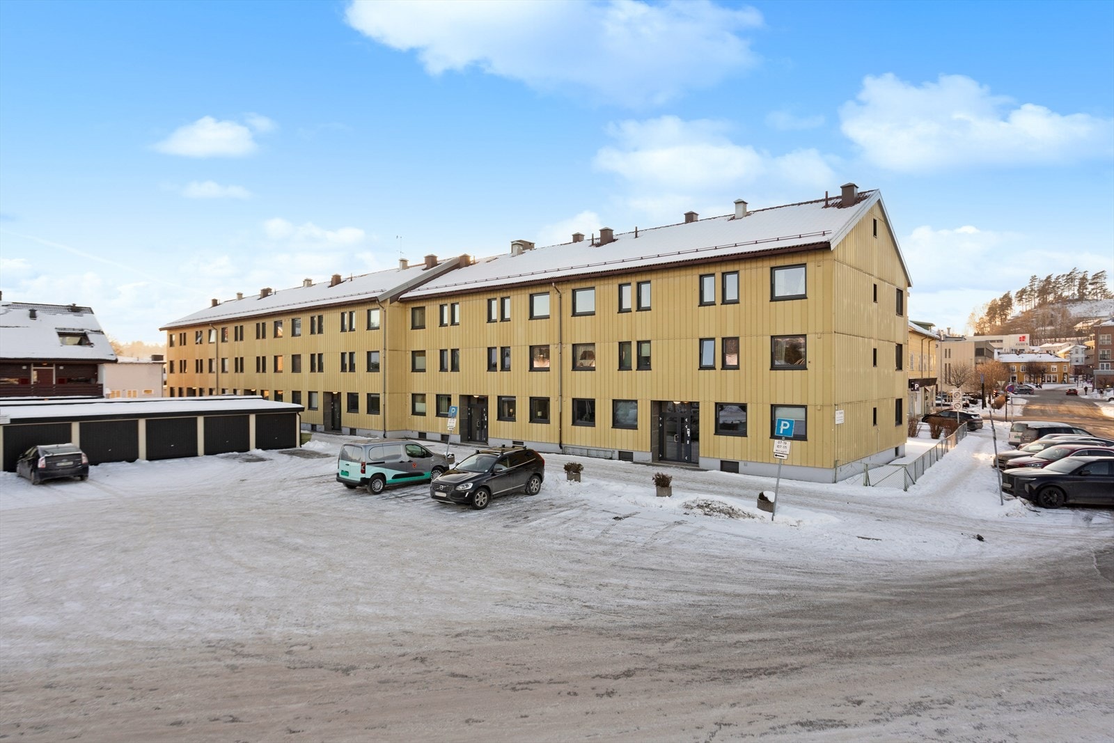 Velholdt bygård med parkeringsplass og adkomst rett utenfor inngangspartiet. Et rolig og sentralt boligmiljø. Galleribilde