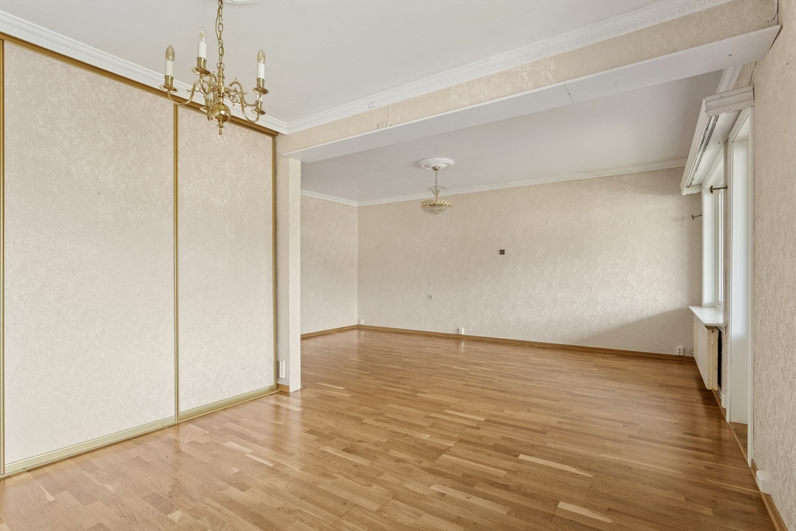 Stuen er naturlig inndelt med en egen sone som egner seg perfekt til spisestue eller kontor. Praktisk skyvedørsgarderobe i full høyde gir ekstra lagringsplass. Galleribilde