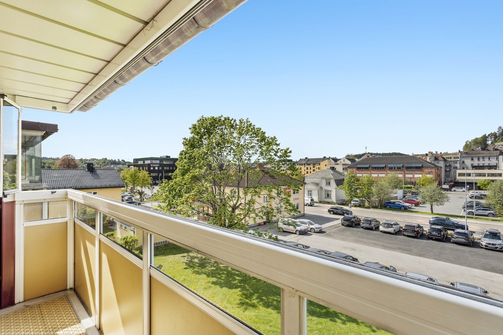 (Sommerbilde fra balkong) Fra balkongen har du god oversikt over nærliggende områder og et åpent utsyn som gir en luftig og urban følelse. Galleribilde