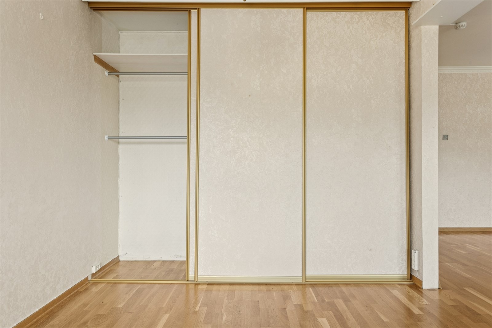 Stor garderobeløsning med speil- og skyvedører - perfekt for praktisk og skjult oppbevaring i stue/spiseavdeling. Galleribilde