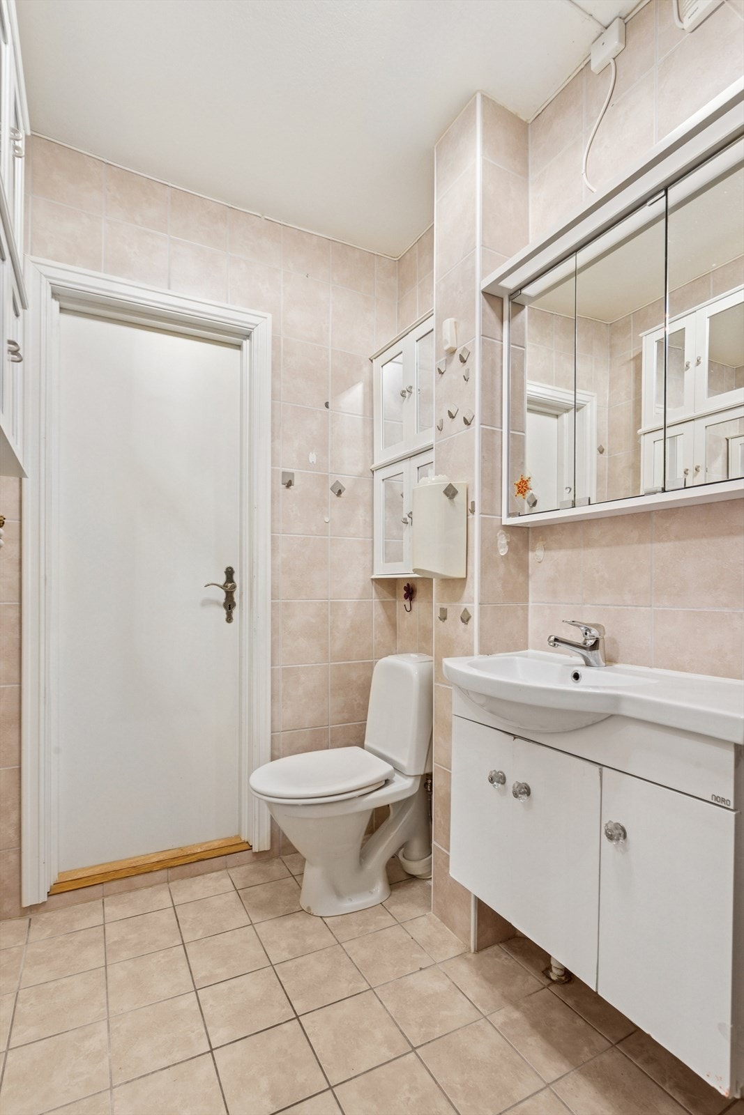 Badet sett fra motsatt side - gir godt inntrykk av rommets størrelse og planløsning, med nøytrale materialvalg og god takhøyde. Galleribilde