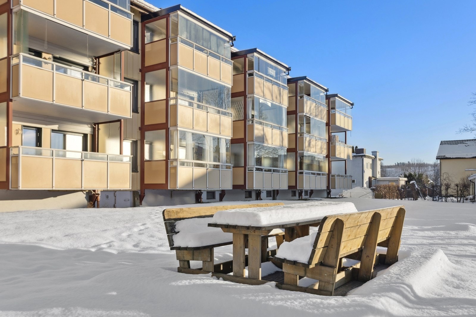 Borettslaget har et flott felles uteområde med hage og gode solforhold. Galleribilde