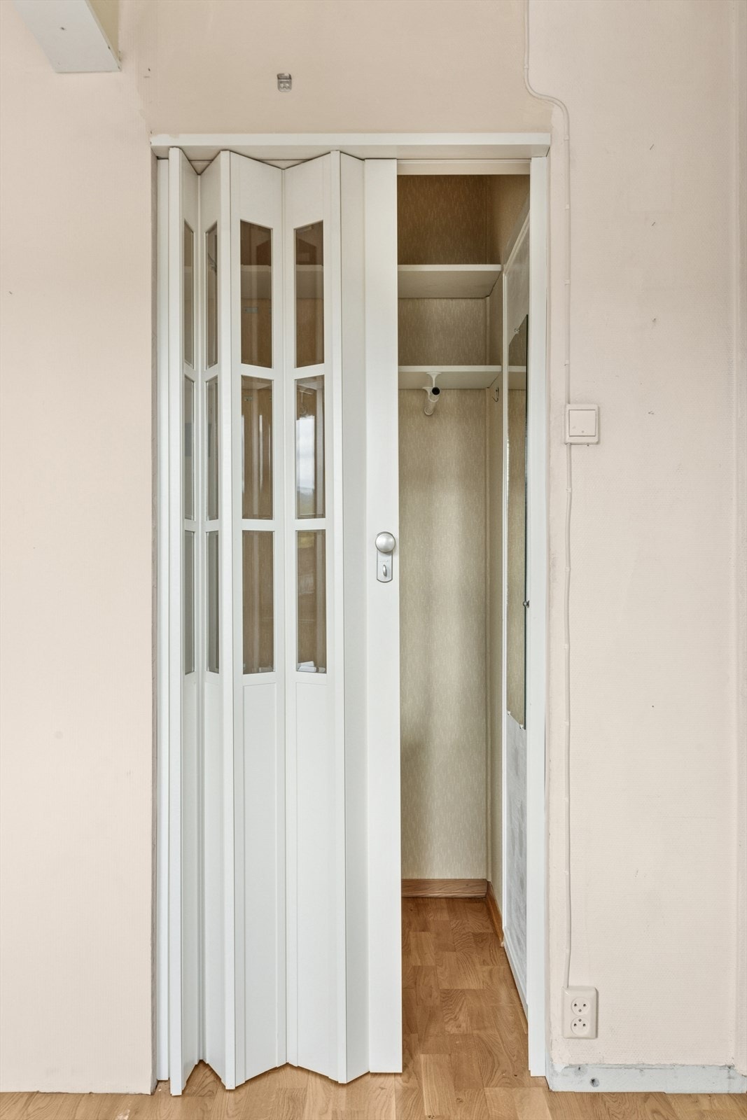 Soverommet har en plassbesparende foldedør - en praktisk løsning som utnytter rommet effektivt. Galleribilde