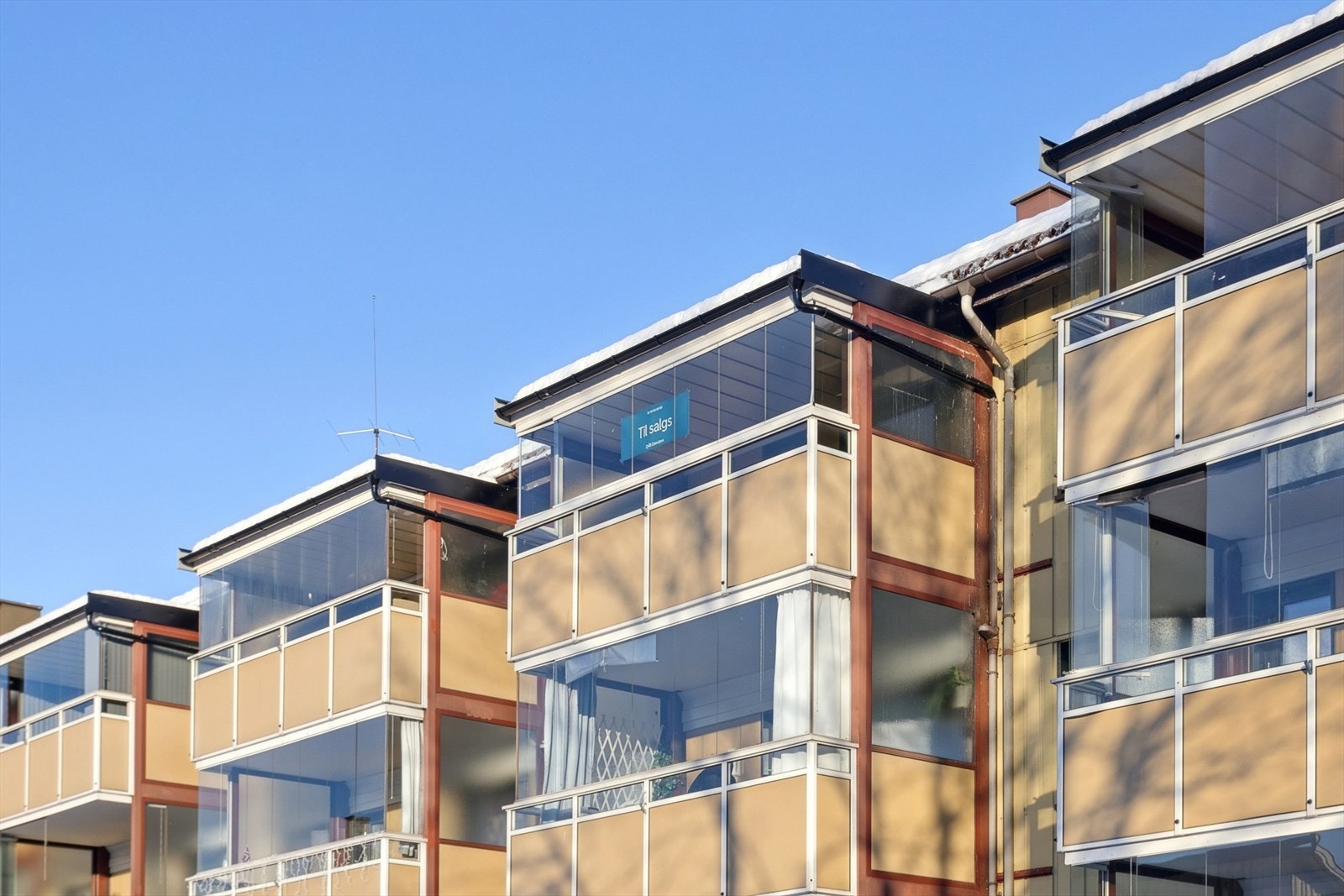 Trygve Riise Bergsrud v/DNB Eiendom har gleden av å presentere en lys og arealeffektiv 2-roms andelsleilighet med innglasset balkong og sentral beliggenhet på Hønefoss. Her bor du i et veldrevet borettslag med kort vei til alt byen har å by på. Galleribilde