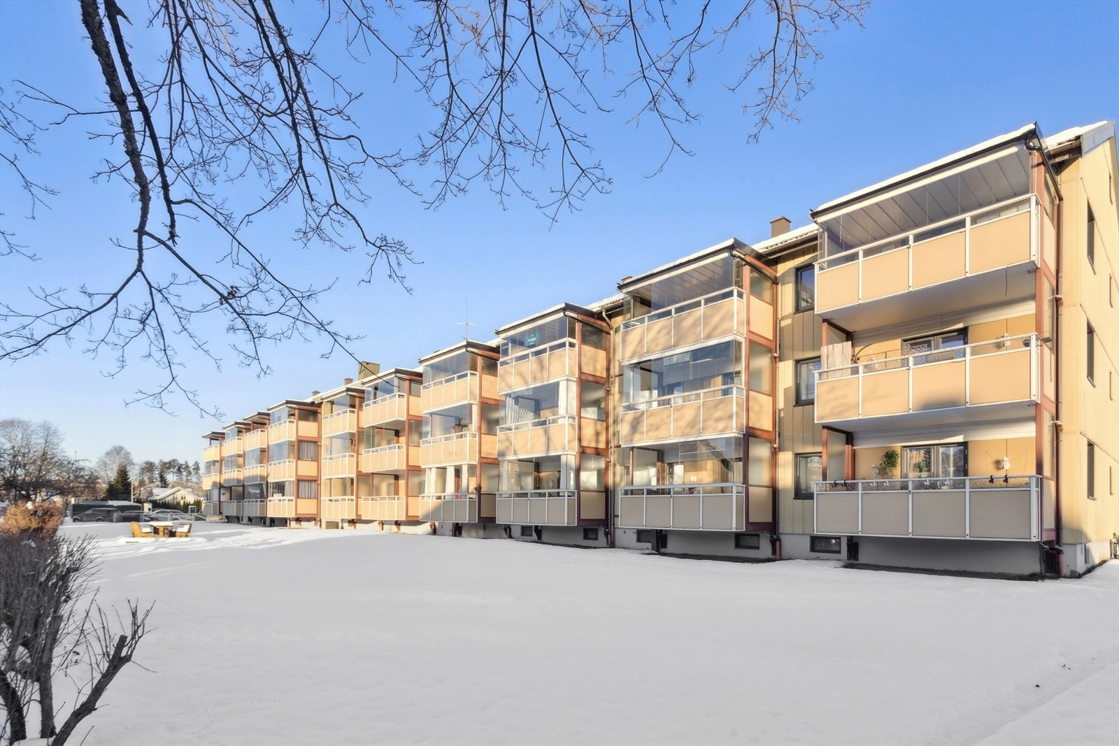 Trygve Riise Bergsrud v/DNB Eiendom har gleden av å presentere en lys og arealeffektiv 2-roms andelsleilighet med innglasset balkong og sentral beliggenhet på Hønefoss. Her bor du i et veldrevet borettslag med kort vei til alt byen har å by på. Galleribilde