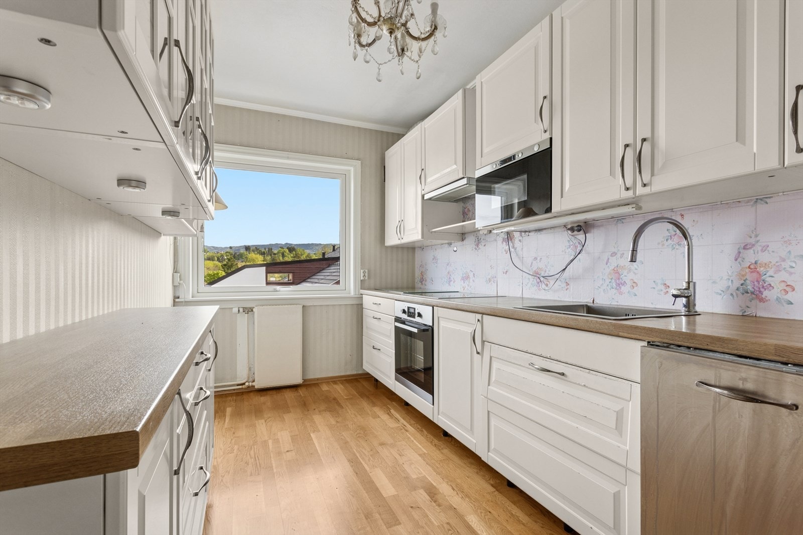 Lyst og innbydende kjøkken med god skap- og benkeplass. Her får du en funksjonell løsning med plass til både matlaging og hverdagsliv. Galleribilde