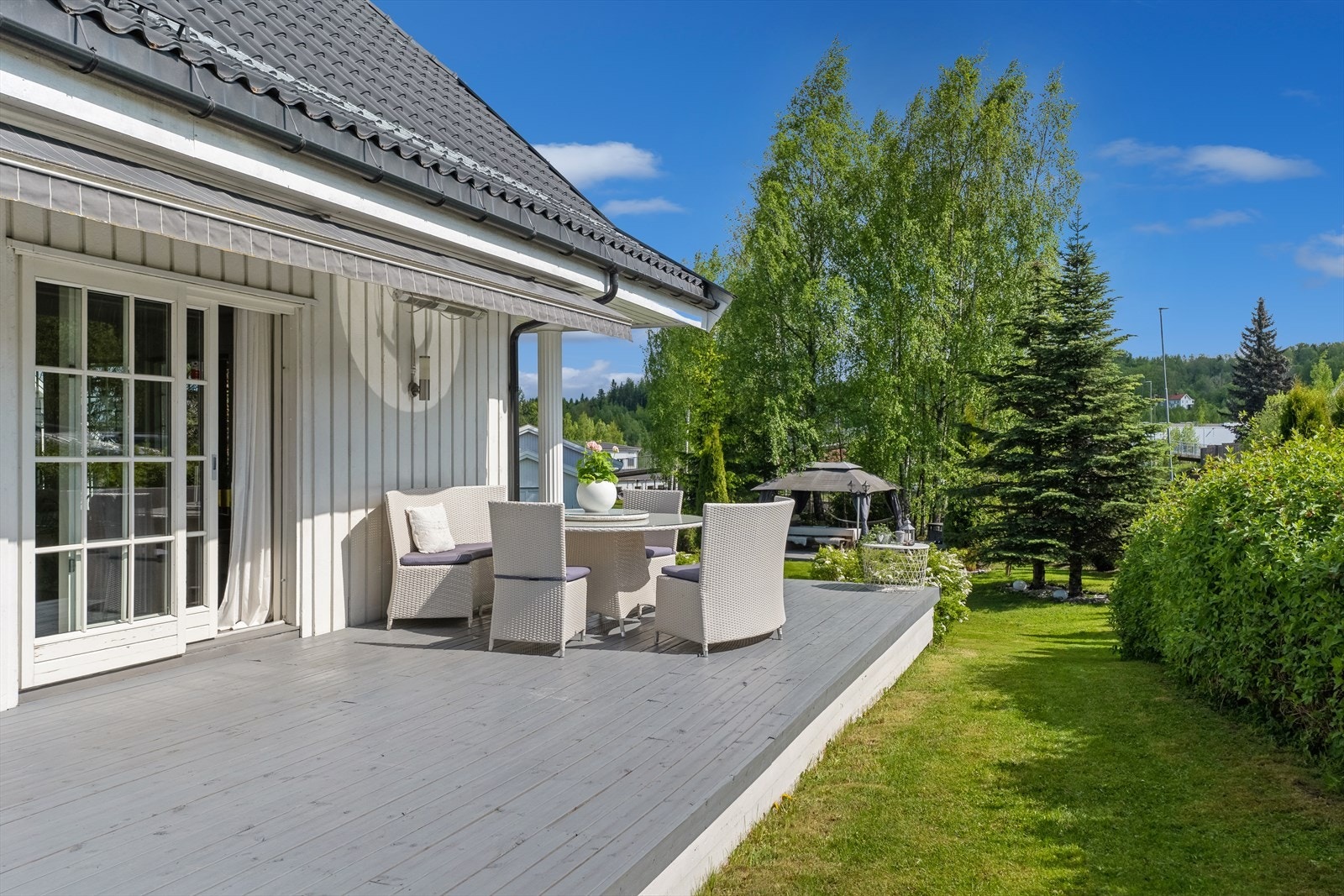 Fra stuen er det utgang til en romslig terrasse med videre adkomst til hagen. Galleribilde