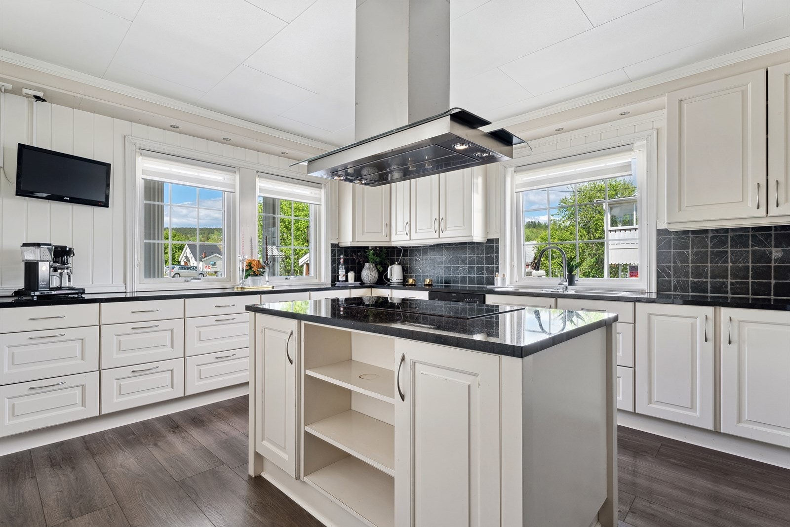 Stort og flott kjøkken med en praktisk U-utforming og en sentral kjøkkenøy. Galleribilde