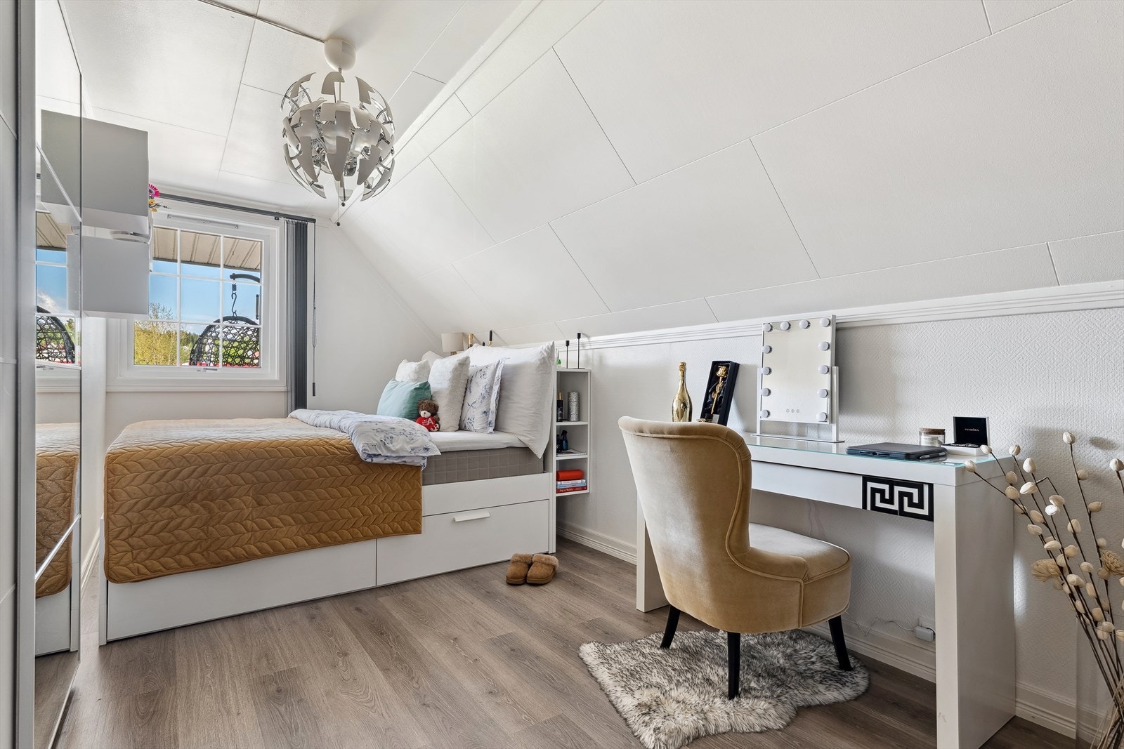 De fire rommene i denne etasjen var opprinnelig to store soverom som er delt med lettvegg. Galleribilde