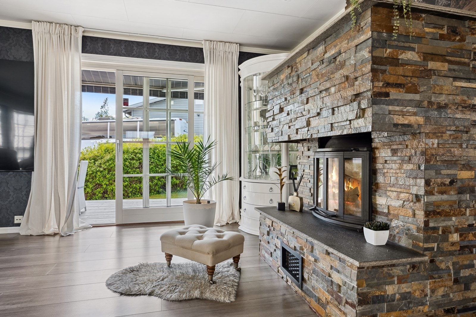 Den sentralt plasserte vedpeisen gir både varme og en hyggelig atmosfære. Galleribilde