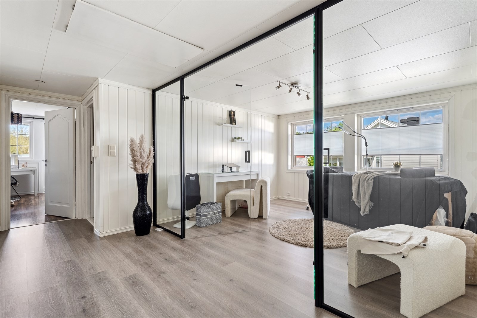 Loftstuen gir ekstra fleksibilitet og kan benyttes som TV-stue, kontor eller lekeareal. Galleribilde