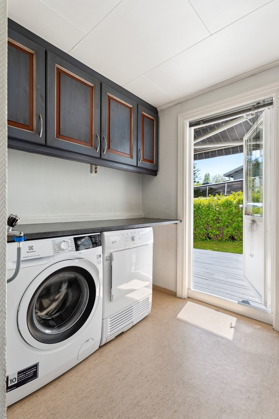 Separat vaskerom med egen utgang til hagen, opplegg for vaskemaskin og varme i gulvet. Galleribilde