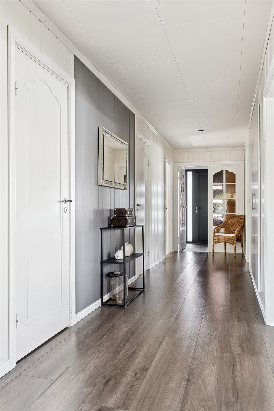 En lys og innbydende hall med gjennomgående laminatgulv ønsker velkommen inn. Galleribilde