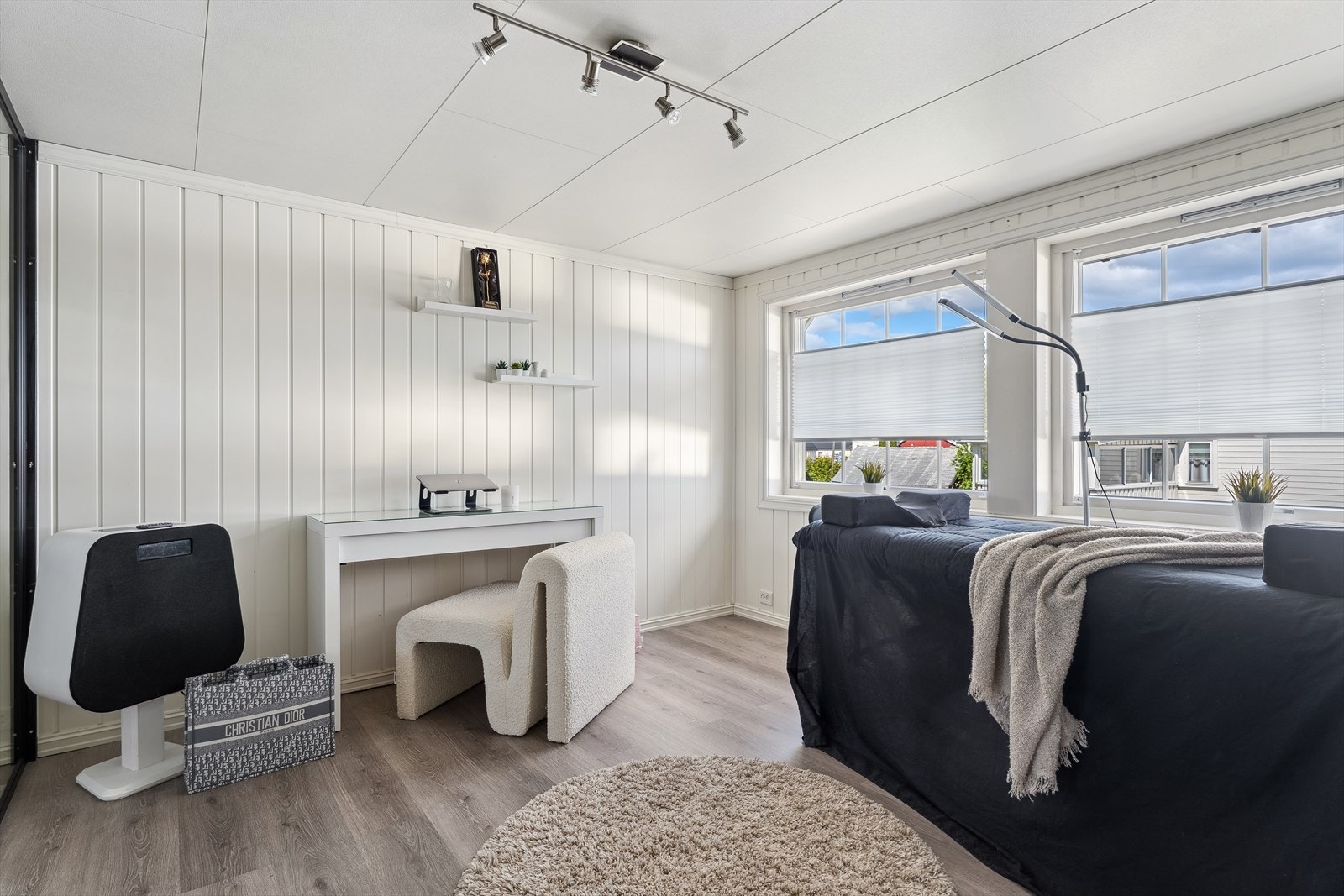 Lyse overflater og store vinduer gir også dette rommet en luftig følelse. Galleribilde