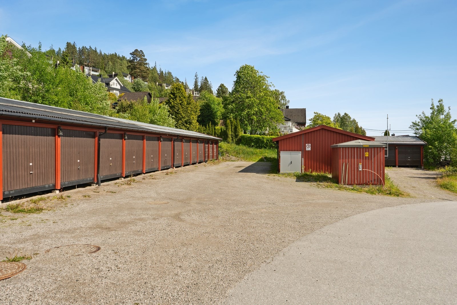 Egen garasjeplass i felles garasjerekke. Galleribilde