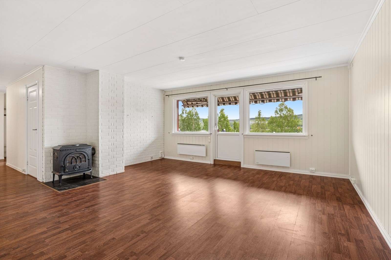 Stuen nyter godt av store vindusflater som gir godt med naturlig lys inn i rommet. Galleribilde