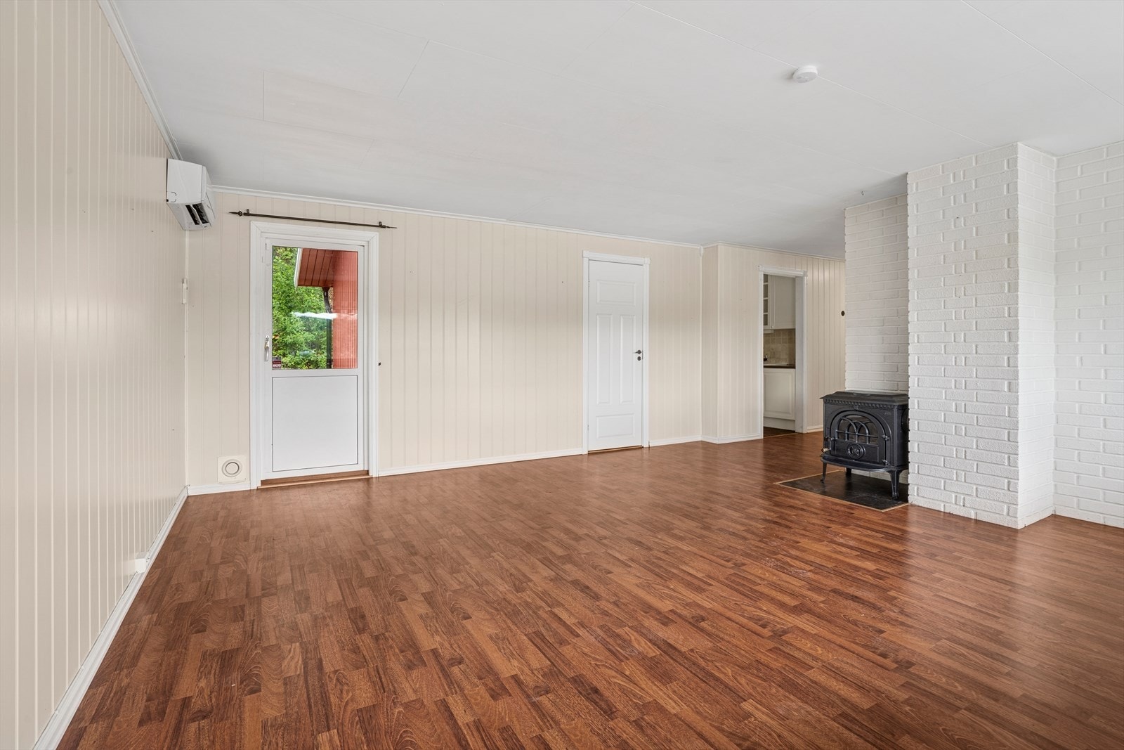 Fra stuen er det også utgang til en hyggelig terrasse på baksiden av huset. Galleribilde