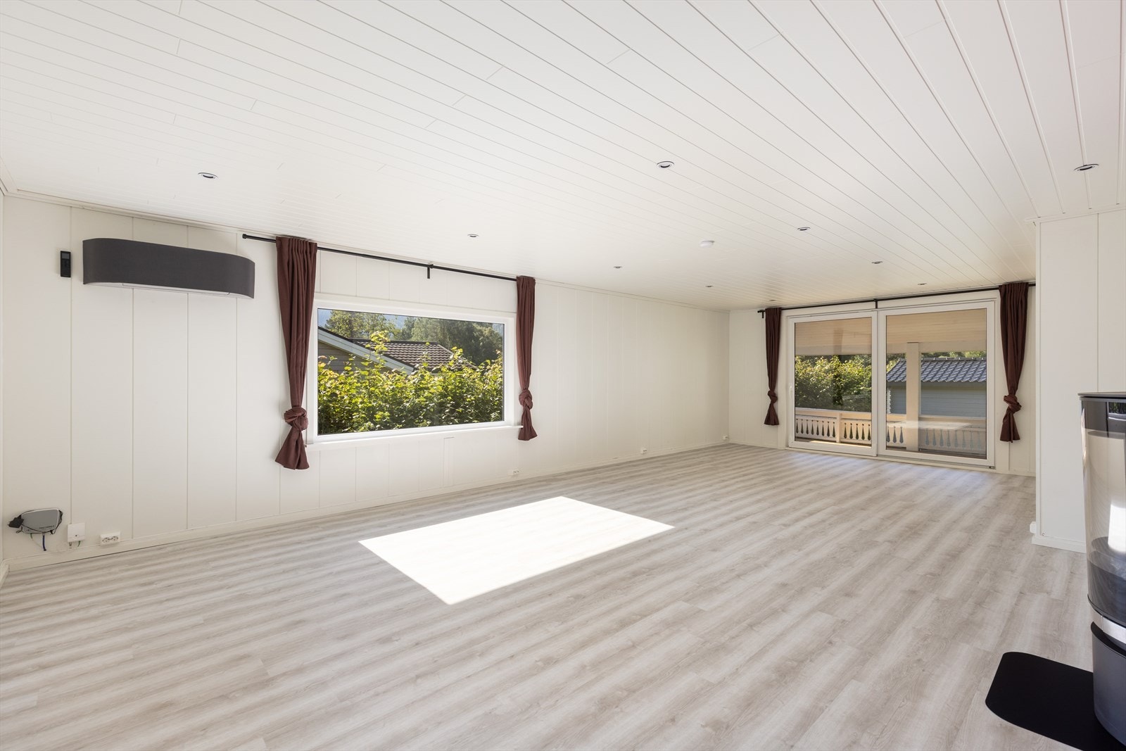 Det er i 2022 også installert varmepumpe i stilren design for en jevn og behagelig varme. Down-light belysning i tak. Galleribilde