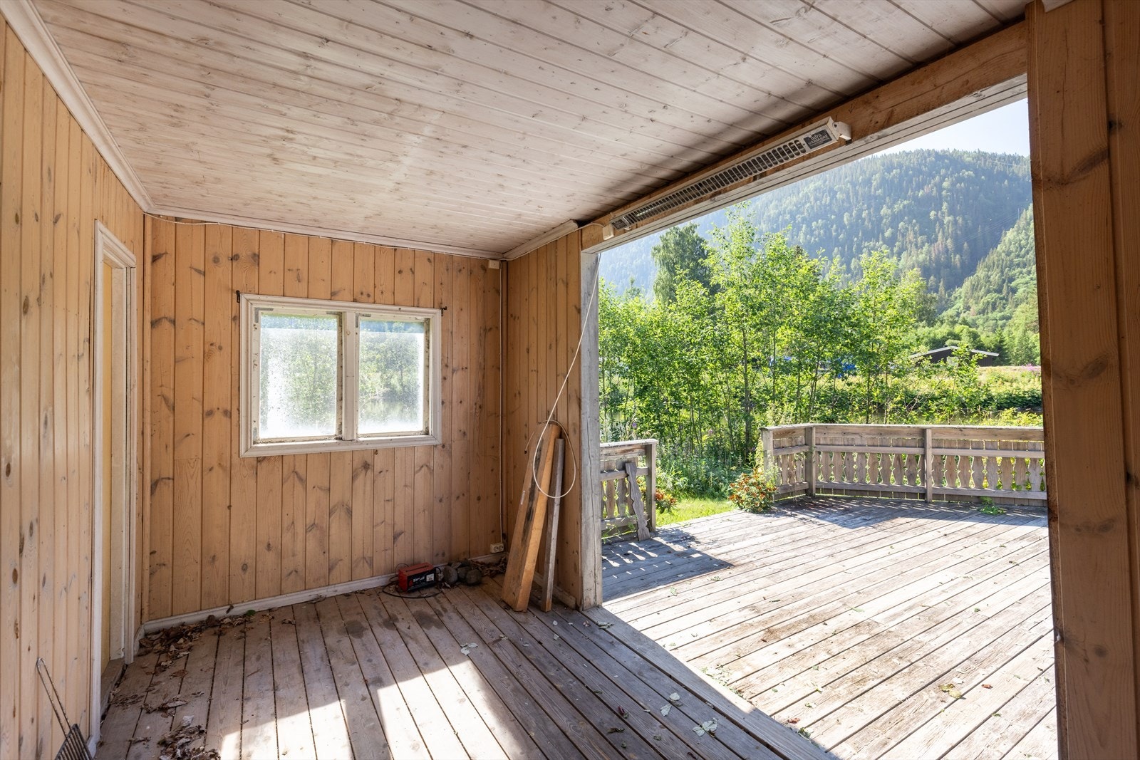 Utestue i bakkant av garasjen. Galleribilde