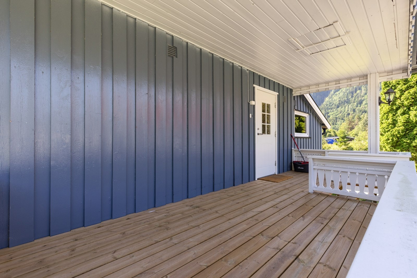 Boligen har et hyggelig, overbygget inngangsparti, med en liten terrasse på siden. Galleribilde