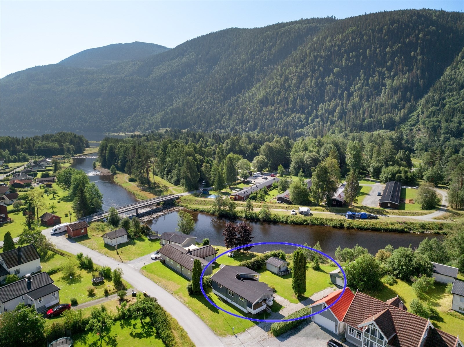 Enebolig med frittstående garasje og idyllisk beliggenhet langs elvebredden i sentrum av Dalen. Galleribilde