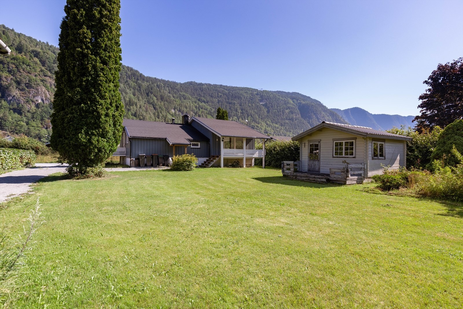 Eiendommen ligger fint til mot sydvest, med god biloppstillingsplass og stor hagedel hvor det er god plass til diverse aktiviteter for hele familien. Galleribilde