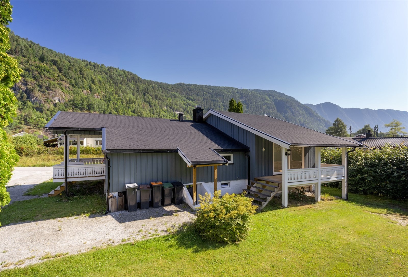 Boligen er betydelig oppgradert med nytt kjøkken, bad, vann og avløpsledninger, elektrisk anlegg, vinduer og taktekking i perioden 2021/23. Innvendige overflater som gulv og tak er også oppgradert i 2021. Galleribilde