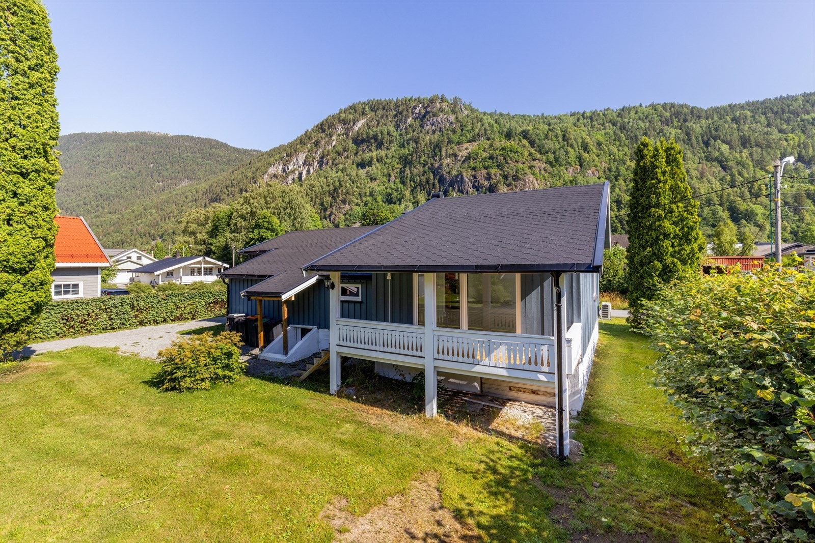 Videre er det også overbygget terrasse ved stua, med plass til diverse utemøblement. Det er etablert trapp ned til hagen og gårdsplassen. Galleribilde