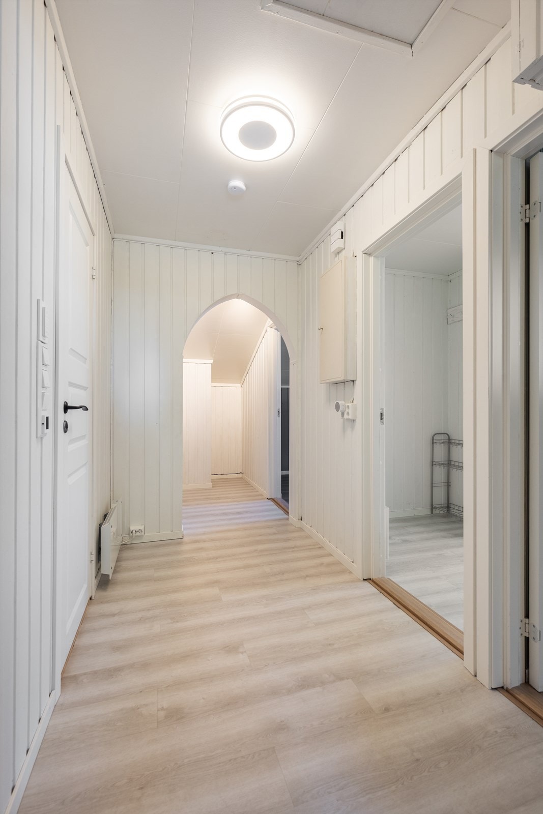 Videre inn er det gangareal med adkomst til soverommene, badet og kjøkken. Sikringsskapet er plassert her, hvor for øvrig alle elektriske installasjoner ble byttet i 2021. Galleribilde