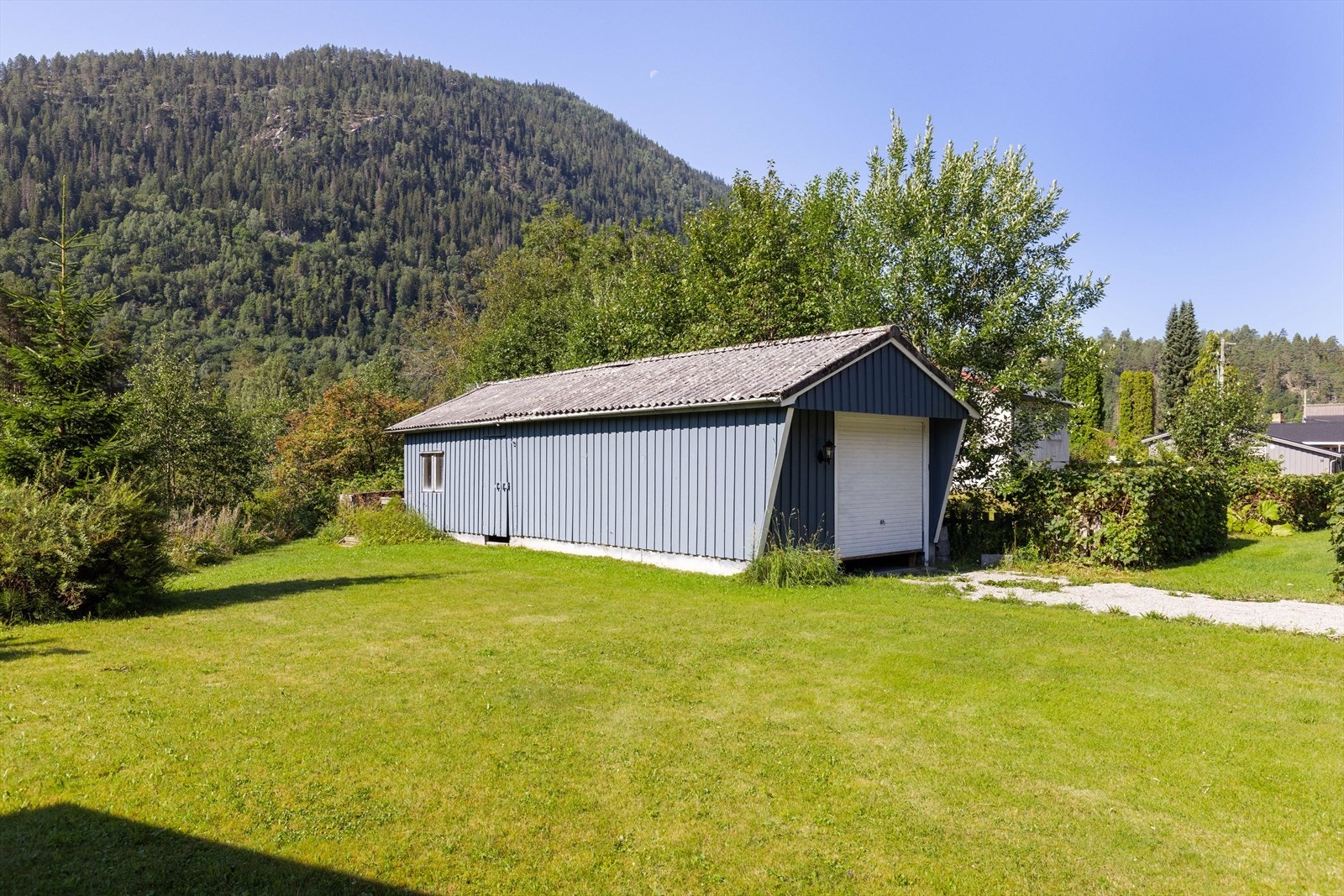 Det er også oppført et garasjebygg på eiendommen, med vippeport. Galleribilde