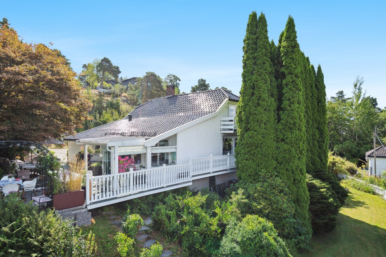 Boligen ligger fint til i skrånende terreng med gangavstand til sentrum, fritidstilbud og skoler. Huset er større en det ser ut for fra utsiden! Galleribilde