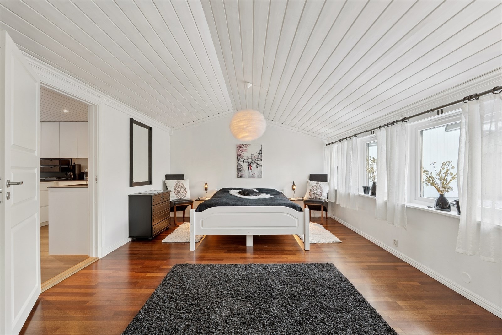 Soverommet har god takhøyde og gode lysfohold. Galleribilde