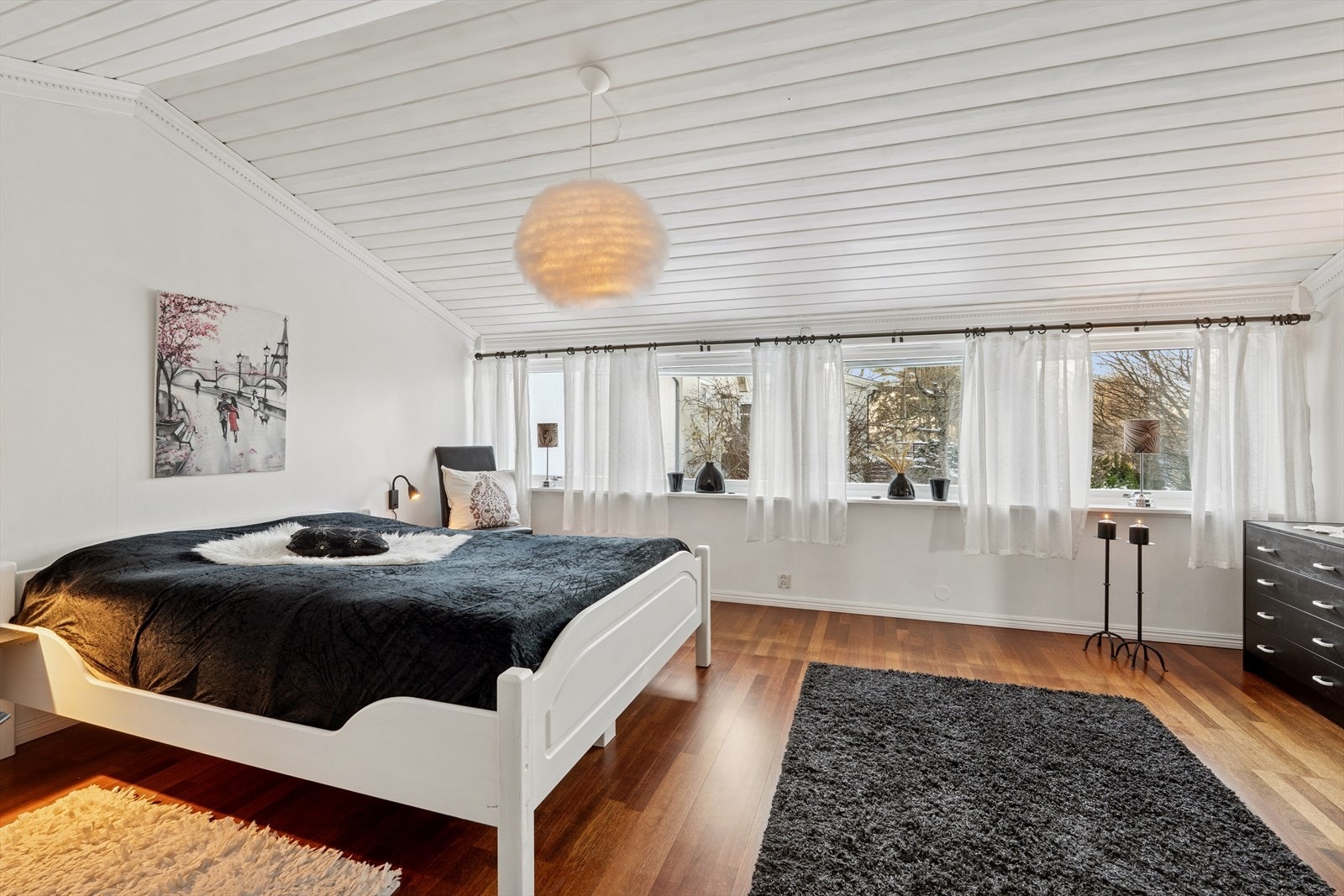 Det er adkomst til det største soverommet både mot stue og via kjøkken for enkel adkomst til badene. Galleribilde