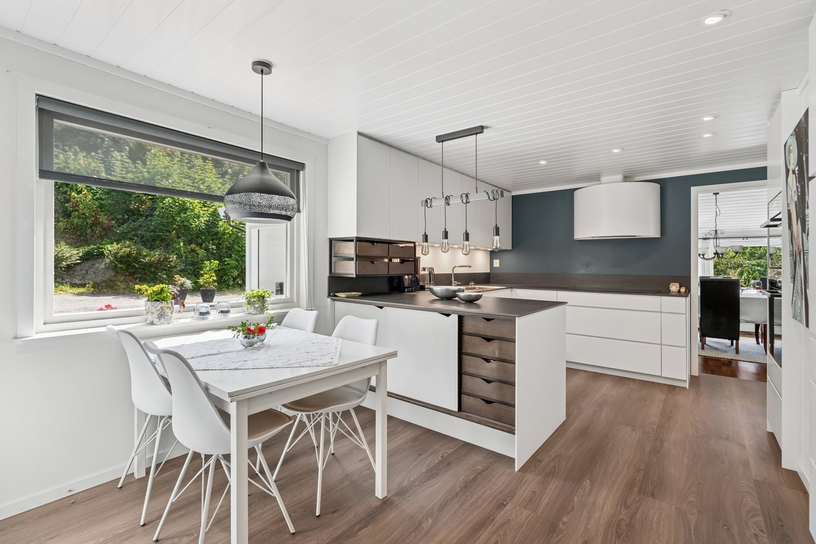 Kjøkkenet har slette fronter, flotte gjennomtenkte løsninger som uttrekk for kjøkkenmaskin, skuff skuff mm. Rommet ble oppgradert med nye gulv, spotter i tak samtidig som ny innredning ble satt inn for 5 år siden. Galleribilde