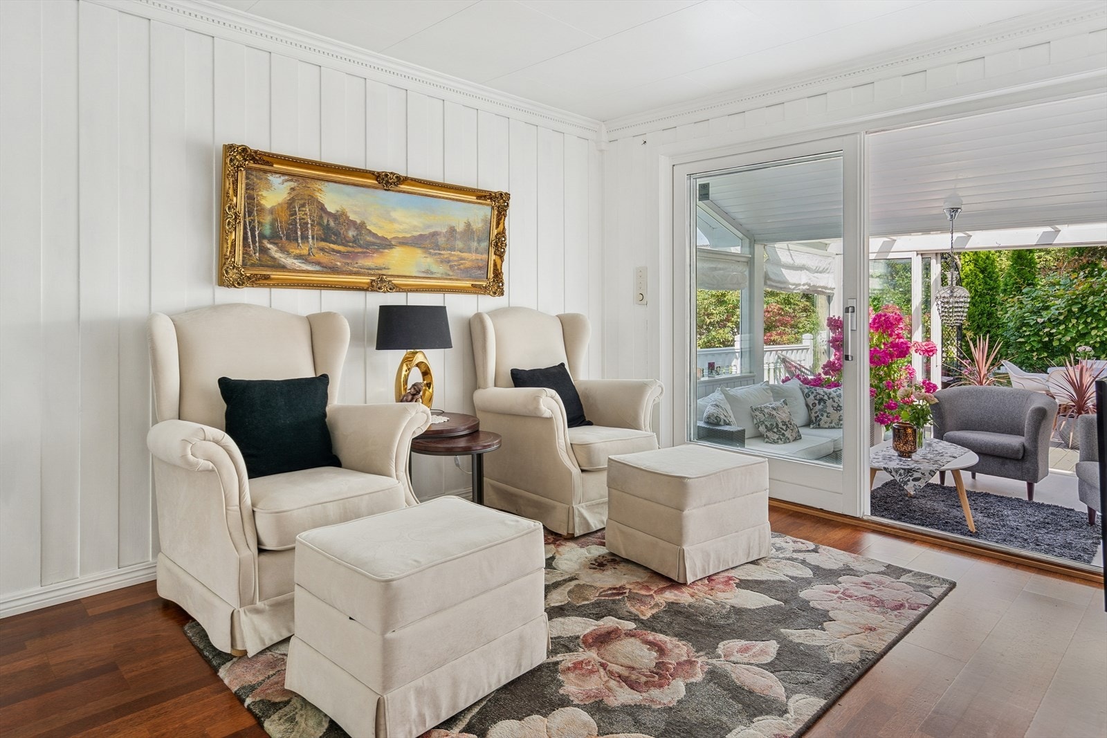 Denne boligen er perfekt for deg som liker å by inn til selskapeligheter. Her er det flere sittesoner og mulighet for å dekke opp til langbord. Galleribilde