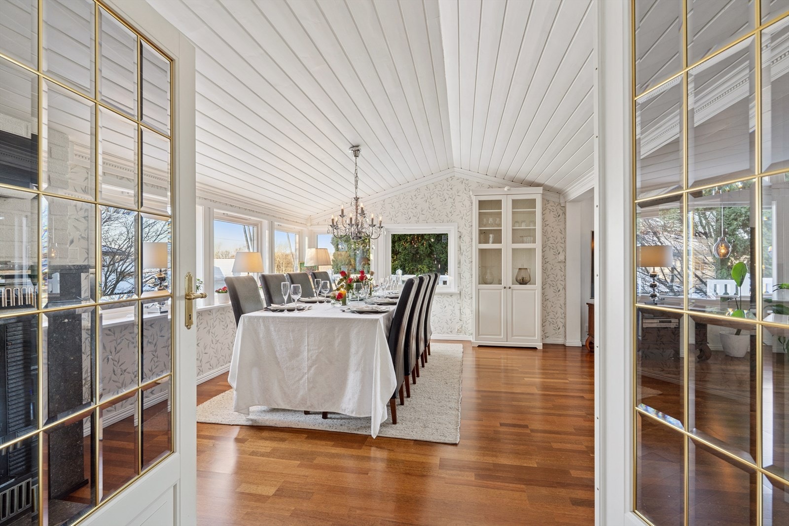 Doble glassdører skiller rommene. Galleribilde