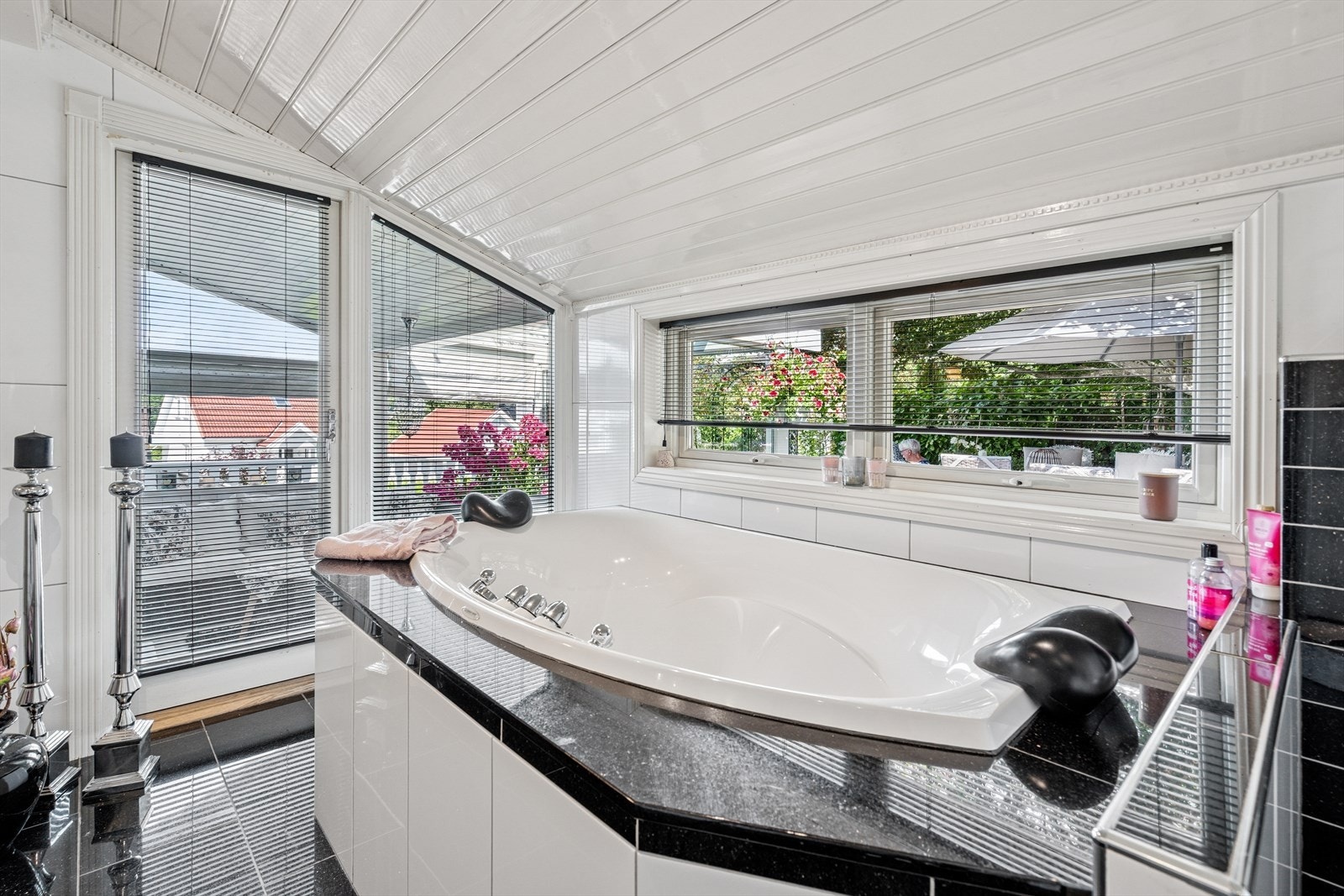 Hovedbadet har flotte materialvalg som Galeixestein, italiensk servantinnredning og Hurricane boblebad. Galleribilde