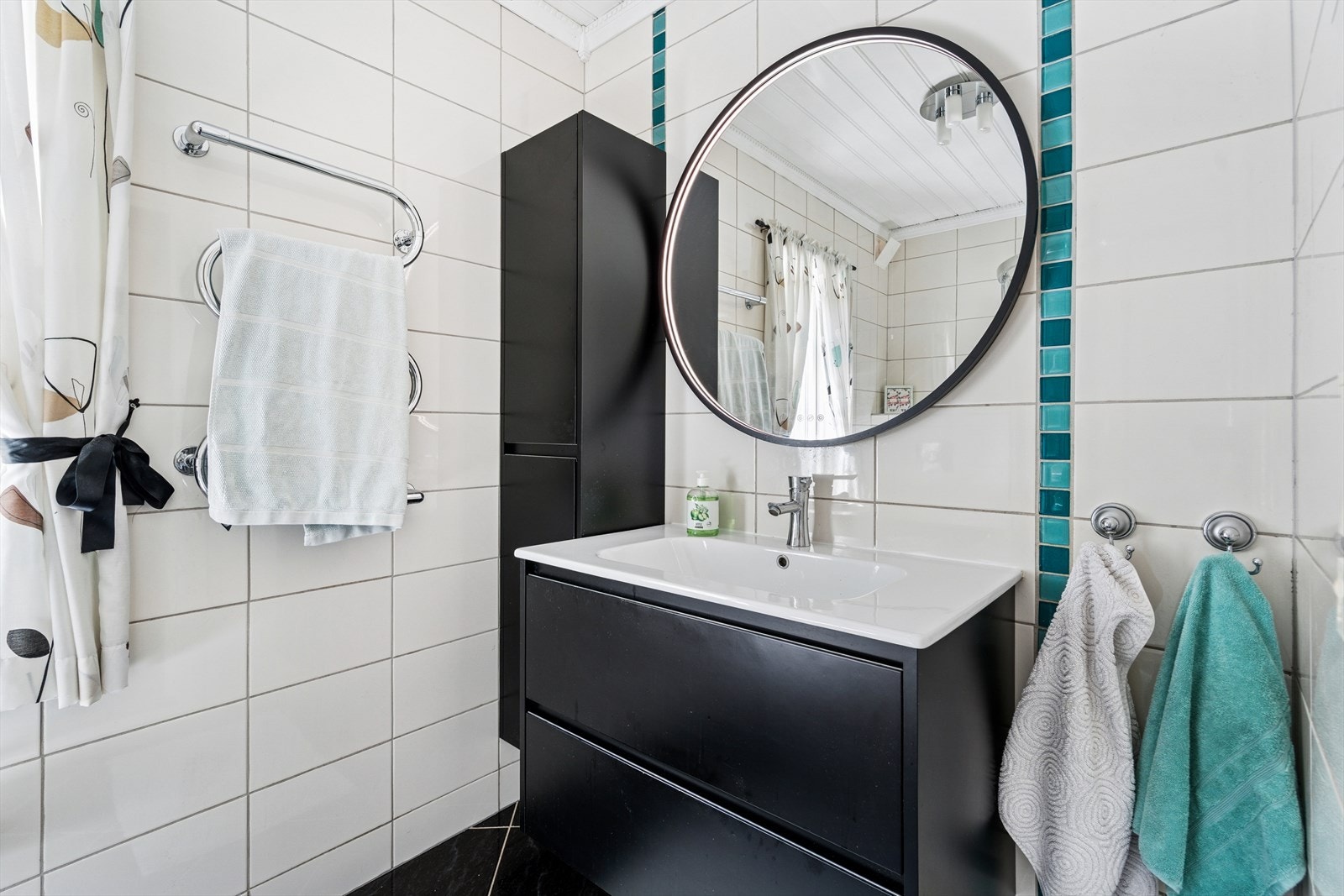 Det er to fine bad i hovedetasjen. Det er klargjort rørføringer i vegg slik at man kan få vaskemaskinen på dette badet. Galleribilde