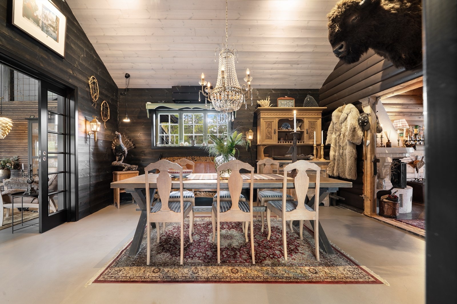 Spisestuen fungerer som ett bindeledd mellom gammel og ny del. Galleribilde