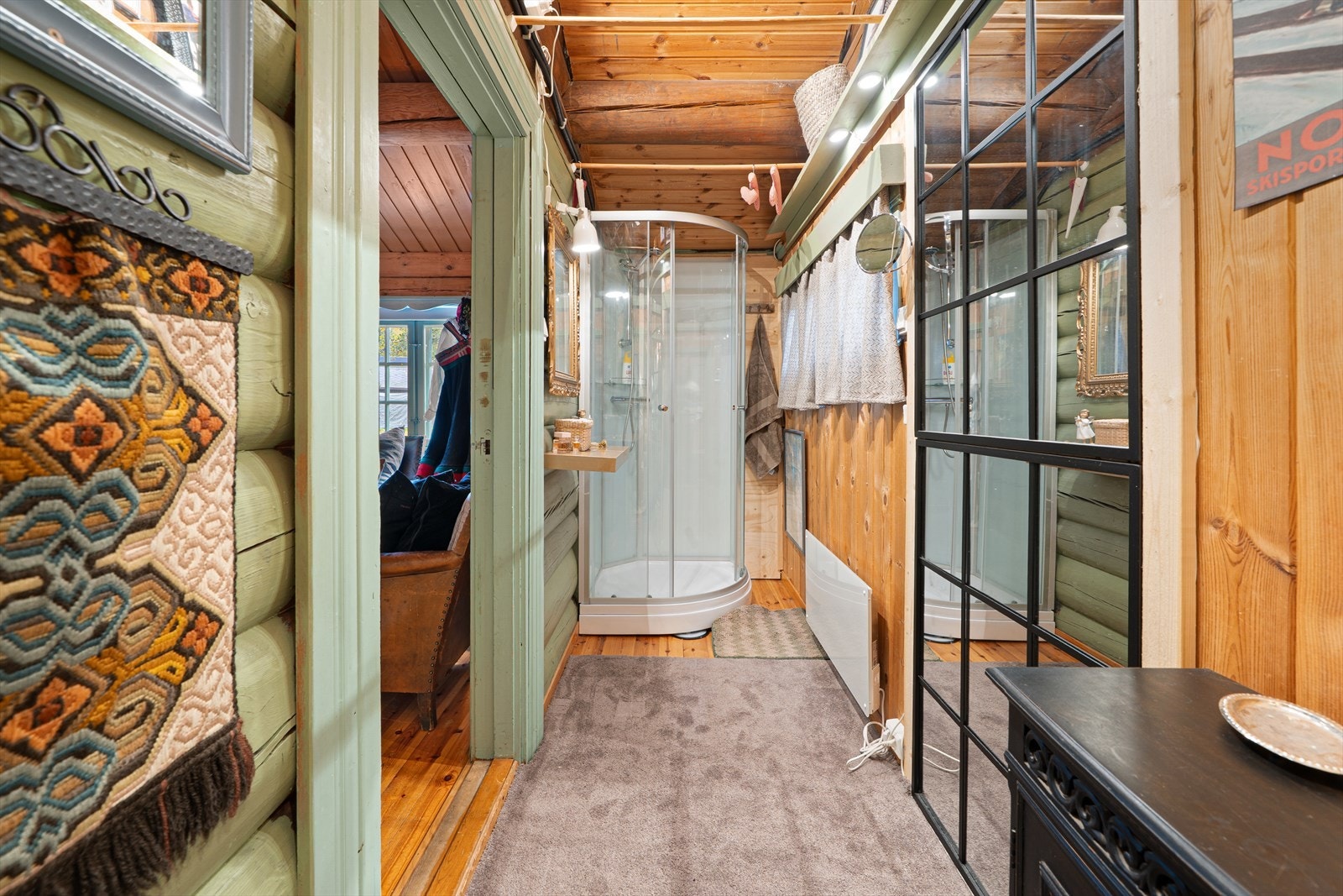 Bad med inngang fra stuen i den gamle hytten. Galleribilde