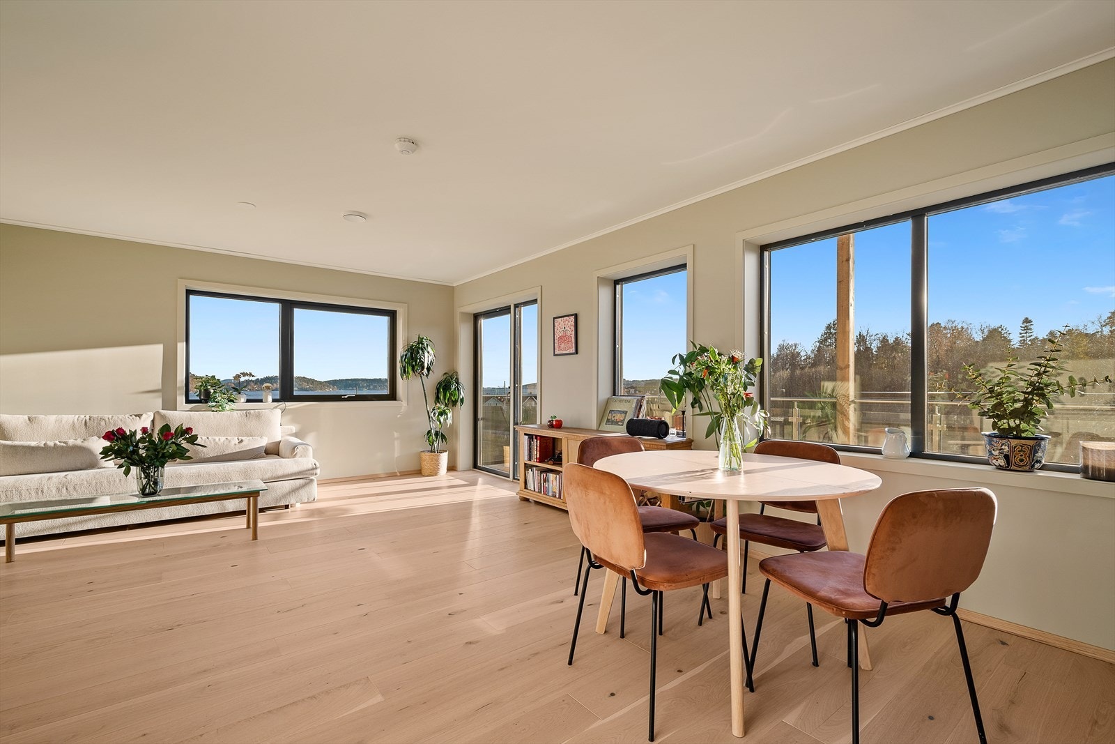 Mellom stue og kjøkken er det fin plass til spisestuemøblementet Galleribilde