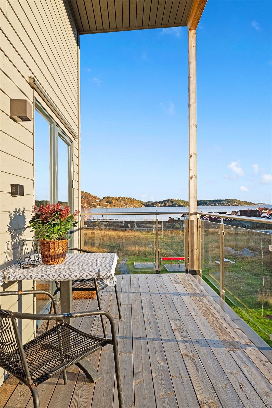 Mot øst er det utsikt til sjøen Galleribilde