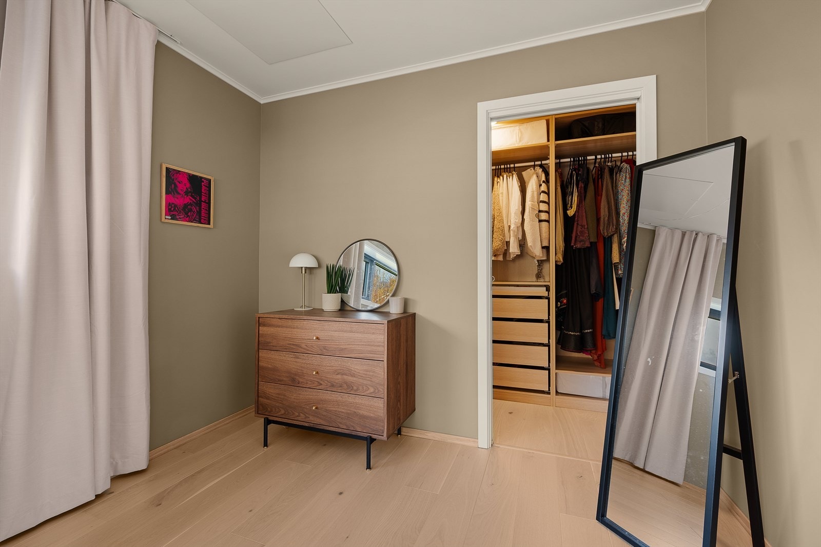 Hovedsoverommet har egen walk-in garderobe, meget praktisk for oppbevaring av klær Galleribilde