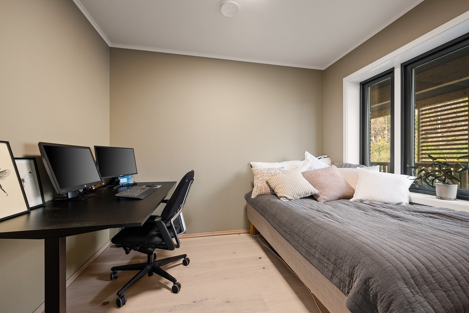 Soverom nr. 2 er av praktisk størrelse og funker også fint som hjemmekontor Galleribilde