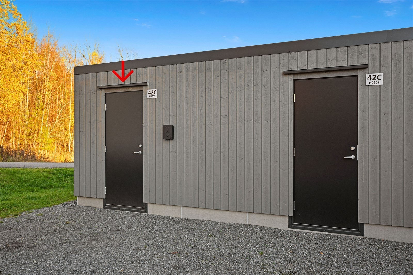 Leiligheten disponerer en utvendig bod. Det er installert EL-billader på utsiden av boden for lading av bil Galleribilde