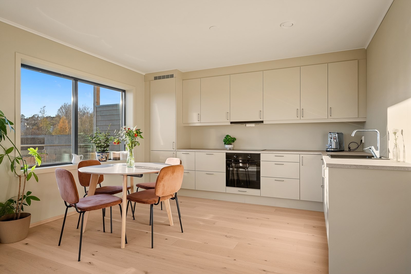 Delikat kjøkken med slette fronter og integrerte hvitevarer Galleribilde