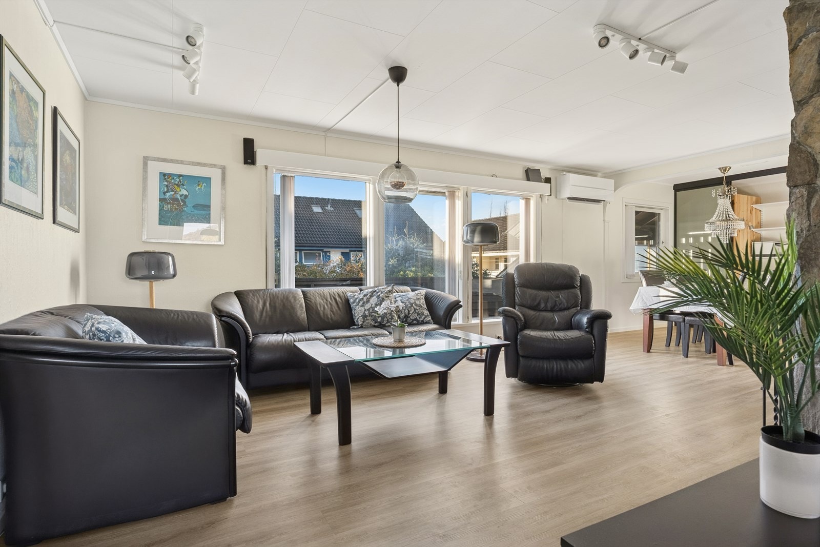 Stuen er romslig, og store vindusflater slipper inn rikelig med naturlig lys. Galleribilde