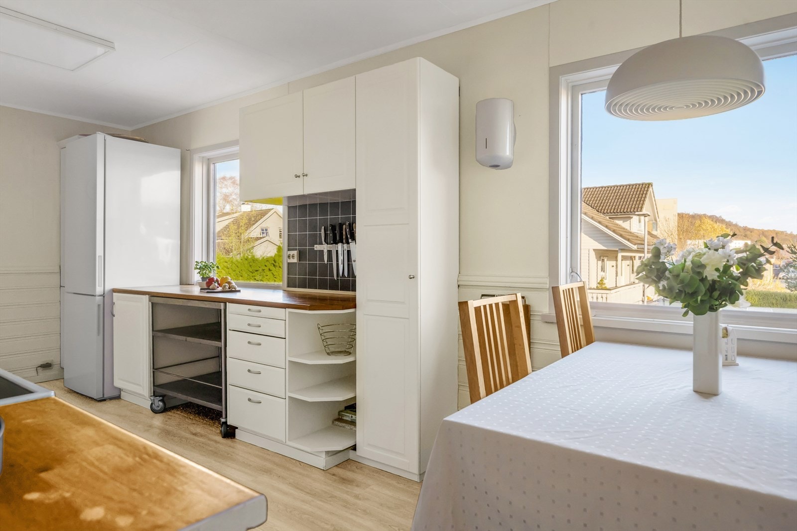 Det er klikkvinyl på gulv og malte plater på vegger. Galleribilde